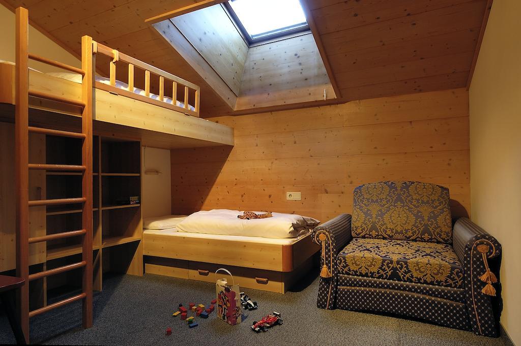 Apartments Hubertushof Dobbiaco Room photo